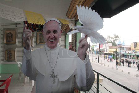 Téléchargez les photos : MEXIQUE, Mexico : Le Pape François salue les dévots lors de sa procession à travers Mexico le 13 février 2016. - en image libre de droit