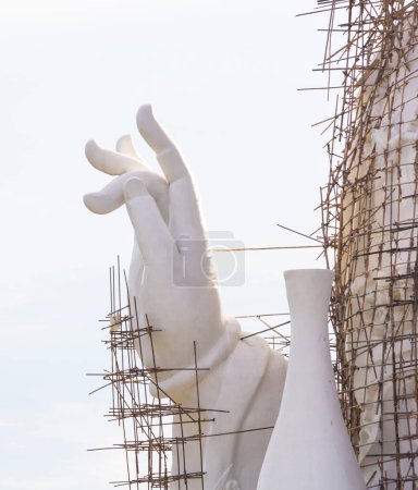 Téléchargez les photos : Statue Guan Yin en construction - en image libre de droit