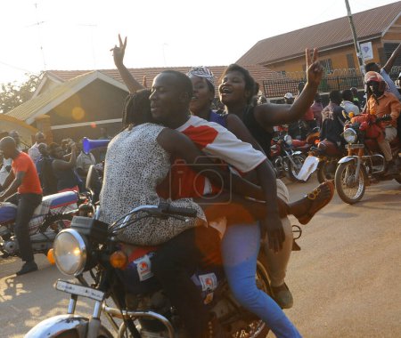 Téléchargez les photos : OUGANDA, Entebbe : Les partisans de Kizza Besigye, leader de l'opposition ougandaise et candidate à la présidence, manifestent leur soutien après un rassemblement électoral à Entebbe, en Ouganda, le 11 février 2016 - en image libre de droit