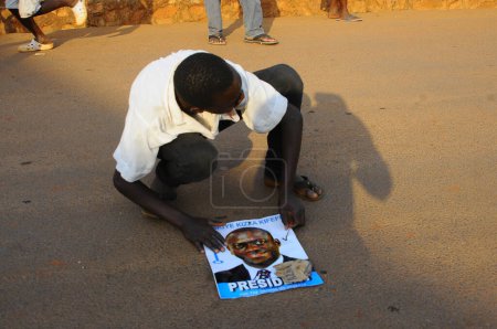 Photo for UGANDA, Entebbe: Supporters of Kizza Besigye, Uganda's leading opposition leader and presidential candidate, show support after an election rally in Entebbe, Uganda, on February 11, 2016 - Royalty Free Image