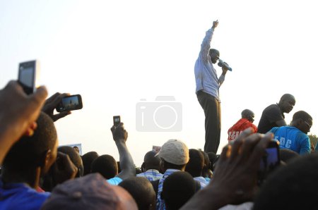 Foto de UGANDA, Entebbe: Los partidarios de Kizza Besigye, líder principal de la oposición y candidato presidencial de Uganda, muestran su apoyo después de un mitin electoral en Entebbe, Uganda, el 11 de febrero de 2016 - Imagen libre de derechos