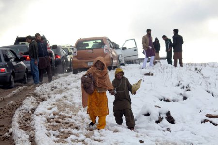 Foto de PAKISTÁN, Islamabad: Los residentes de Islamabad disfrutan de las raras nevadas en las colinas de Margalla, al norte de Islamabad, Pakistán, el 11 de febrero de 2016 - Imagen libre de derechos
