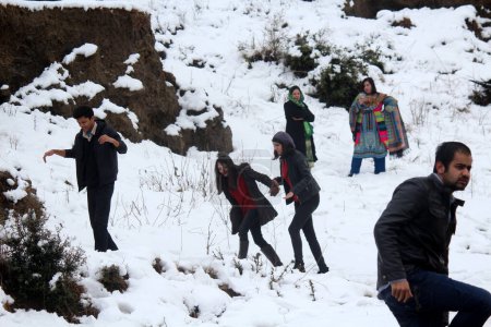 Téléchargez les photos : PAKISTAN, Islamabad : Les habitants d'Islamabad profitent des rares chutes de neige sur les collines Margalla, au nord d'Islamabad, au Pakistan, le 11 février 2016 - en image libre de droit