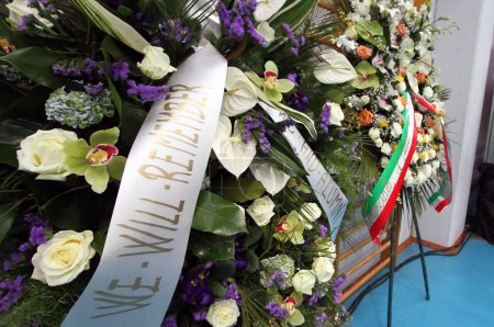 Foto de ITALIA, Fiumicello: Homenajes decoran la sala durante un funeral para el estudiante de 28 años Giulio Regeni en Fiumicello, Italia el 12 de febrero de 2016. - Imagen libre de derechos