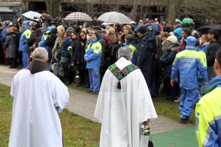 Foto de ITALIA, Fiumicello: Se forma una multitud en el funeral del estudiante de 28 años Giulio Regeni en Fiumicello, Italia, el 12 de febrero de 2016. - Imagen libre de derechos