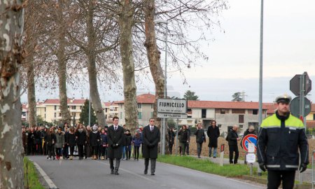 Téléchargez les photos : ITALIE, Fiumicello : Les amis, la famille et les supporters quittent le service funèbre pour Giulio Regeni, 28 ans, à Fiumicello, en Italie, le 12 février 2016. - en image libre de droit