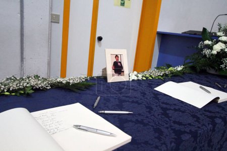 Foto de ITALIA, Fiumicello: Homenajes decoran la sala durante un funeral para el estudiante de 28 años Giulio Regeni en Fiumicello, Italia el 12 de febrero de 2016 - Imagen libre de derechos