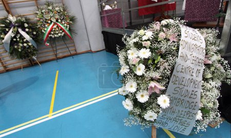 Téléchargez les photos : ITALIE, Fiumicello : Hommages décorent la salle lors d'un service funèbre pour l'étudiant de 28 ans Giulio Regeni à Fiumicello, Italie, le 12 février 2016 - en image libre de droit