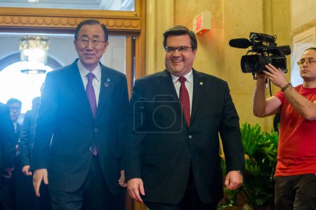 Téléchargez les photos : CANADA, Montréal : Le Secrétaire général des Nations Unies Ban Ki-moon prononce un discours dans le cadre de sa rencontre avec le maire de Montréal Denis Coderre, à Montréal, le 12 février 2016. - en image libre de droit
