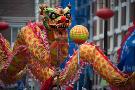Foto de PAÍSES BAJOS, La Haya: Un dragón desfila por La Haya el 13 de febrero de 2016, para celebrar el Año Nuevo Chino. - Imagen libre de derechos