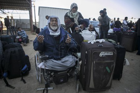 Foto de GAZA STRIP, Rafah: Los palestinos esperan permiso para entrar en Egipto mientras se reúnen en el cruce fronterizo de Rafah en el sur de la Franja de Gaza el 14 de febrero de 2016. - Imagen libre de derechos