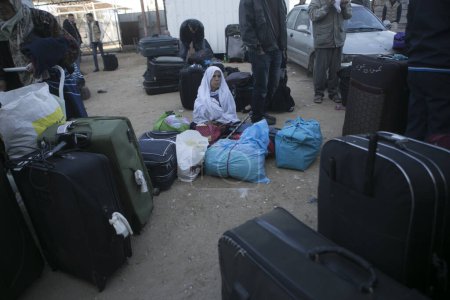 Téléchargez les photos : GAZA STRIP, Rafah : Les Palestiniens attendent la permission d'entrer en Egypte alors qu'ils se rassemblent au terminal de Rafah dans le sud de la bande de Gaza le 14 février 2016. - en image libre de droit