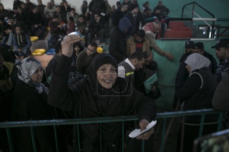 Téléchargez les photos : GAZA STRIP, Rafah : Les Palestiniens attendent la permission d'entrer en Egypte alors qu'ils se rassemblent au terminal de Rafah dans le sud de la bande de Gaza le 14 février 2016. - en image libre de droit