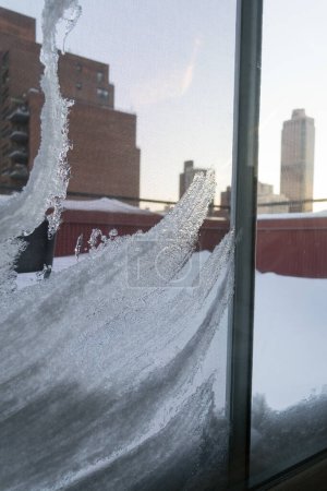 Téléchargez les photos : Matin parmi la glace sur la fenêtre - en image libre de droit