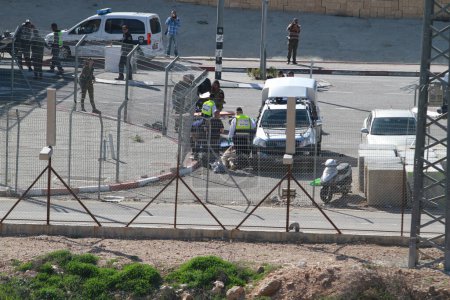 Téléchargez les photos : WARNING: GRAPHIC CONTENTWEST BANK: Israeli defense forces stand at the scene, where a Palestinian man was killed on February 14, 2016, in the occupied West Bank near Har Homa. - en image libre de droit