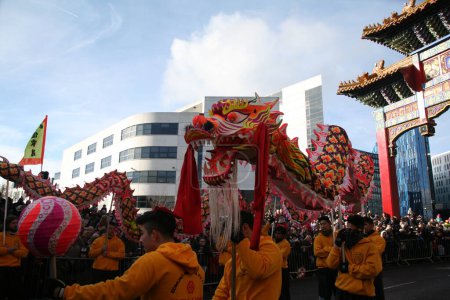 Foto de INGLATERRA, Newcastle: Desfile de Año Nuevo Chino en Newcastle mientras la ciudad celebra el Año del Mono el 14 de febrero de 2016.El Año Lunar Chino del Mono se celebró en Stowell Street con espectaculares bailes de dragón, león y unicornio - Imagen libre de derechos