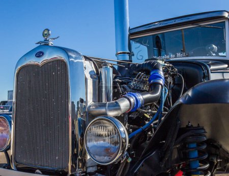 Foto de Redding, California, EE.UU. - 13 de febrero de 2016: El motor de una barra caliente Ford está en exhibición para la multitud en los Redding Drags en el norte de California. - Imagen libre de derechos