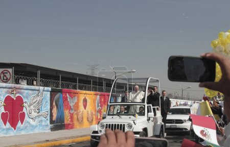 Téléchargez les photos : MEXIQUE, Ecatepec : Le pape François salue la foule depuis la papamobile avant de célébrer une messe en plein air à Ecatepec, près de Mexico, le 14 février 2016. - en image libre de droit