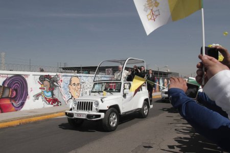 Téléchargez les photos : MEXIQUE, Ecatepec : Le pape François salue la foule depuis la papamobile avant de célébrer une messe en plein air à Ecatepec, près de Mexico, le 14 février 2016. - en image libre de droit
