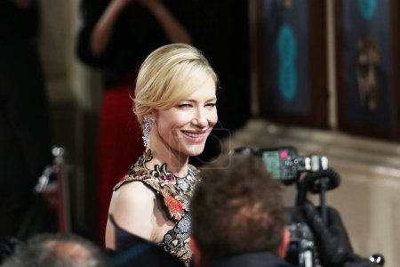 Foto de LONDRES, INGLATERRA - 14 DE FEBRERO: Cate Blanchett asiste a los Premios de Cine de la Academia Británica de la EE en The Royal Opera House el 14 de febrero de 2016 en Londres, Inglaterra. - Imagen libre de derechos