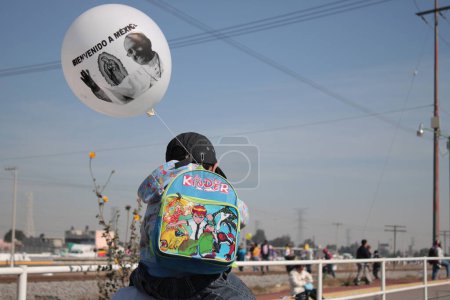 Téléchargez les photos : MEXIQUE, Ecatepec : Un enfant tenant un ballon avec le visage du pape François assiste à une messe en plein air du pape François à Ecatepec - une banlieue bruyante de Mexico - le 14 février 2016. - en image libre de droit