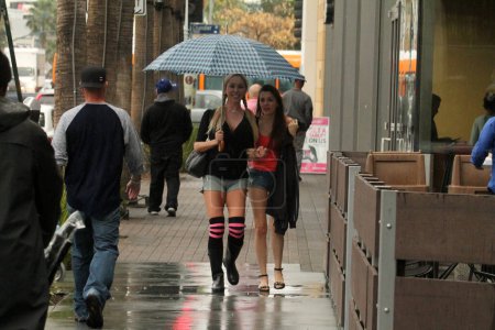 Foto de Alicia Arden, Mary Carey la "" Celebrity Rehab "" y "" Hoarding: Buried Alive "" protagonizan juntos vistiendo pantalones cortos de Daisy Duke, atrapados en una lluvia inesperada, tratando de encontrar un unbrella en el coche de Alicia, North Hollywood, CA - Imagen libre de derechos