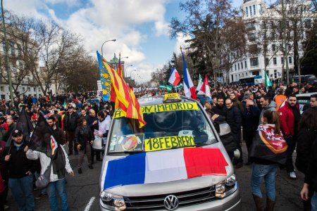 Téléchargez les photos : ESPAGNE, Madrid : Des milliers de chauffeurs de taxi manifestent contre la déréglementation et les compagnies d'accueil comme Uber, à Madrid, le 18 février 2016. - en image libre de droit