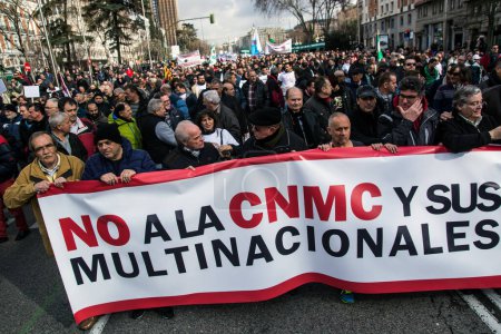 Téléchargez les photos : ESPAGNE, Madrid : Des milliers de chauffeurs de taxi manifestent contre la déréglementation et les compagnies d'accueil comme Uber, à Madrid, le 18 février 2016. - en image libre de droit