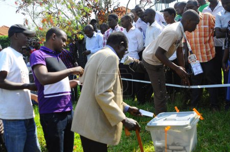 Foto de UGANDA, Rukungiri: El líder opositor de Uganda, Kizza Besigye, llega para emitir su voto en un centro de votación en su ciudad natal, Rukungiri, a unos 400 kilómetros al oeste de la capital Kampala, el 18 de febrero de 2016 - Imagen libre de derechos