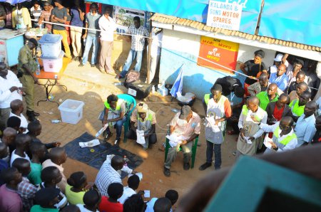 Téléchargez les photos : OUGANDA, Rukungiri : Le chef de l'opposition ougandaise Kizza Besigye arrive pour voter dans un bureau de vote de sa ville natale de Rukungiri, à quelque 400 kilomètres à l'ouest de la capitale Kampala, le 18 février 2016 - en image libre de droit