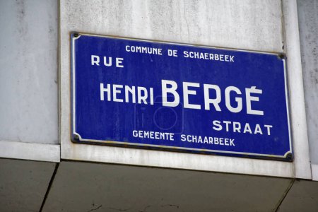 Foto de BÉLGICA, Schaerbeek: Una foto tomada el 9 de enero de 2016, en el distrito de Bruselas de Schaerbeek, muestra un cartel que dice Rue Henri Berge. En un apartamento ubicado en esta calle, la policía belga ha encontrado tres cinturones para su posible uso en ataques suicidas. - Imagen libre de derechos