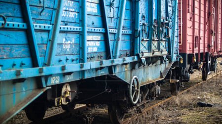 Foto de Viejo tren oxidado en el patio en el fondo - Imagen libre de derechos