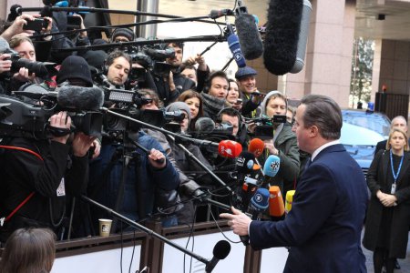 Téléchargez les photos : BELGIQUE, Bruxelles : David Cameron, Premier ministre du Royaume-Uni, fait une déclaration à la presse avant le deuxième jour du Conseil européen du 19 février 2016. - en image libre de droit