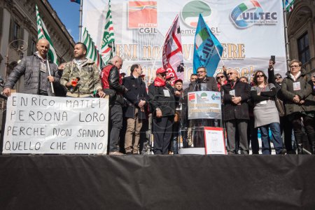 Foto de ITALIA, Roma: Empleados de Eni, la multinacional italiana de petróleo y gas, realizan una huelga en Roma, Italia, el 19 de febrero de 2016 - Imagen libre de derechos