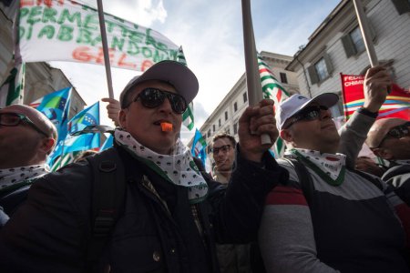 Foto de ITALIA, Roma: Empleados de Eni, la multinacional italiana de petróleo y gas, realizan una huelga en Roma, Italia, el 19 de febrero de 2016 - Imagen libre de derechos