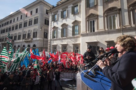 Téléchargez les photos : ITALIE, Rome : Les employés d'Eni, la multinationale italienne du pétrole et du gaz, font grève à Rome, en Italie, le 19 février 2016 - en image libre de droit