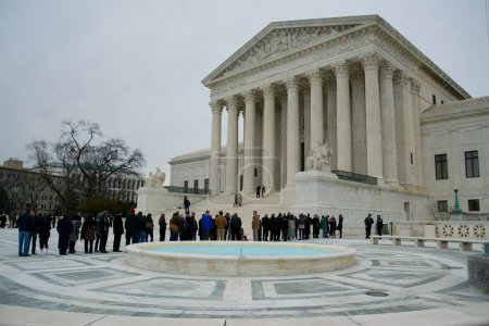 Téléchargez les photos : États-Unis, Washington DC : Une ligne se forme devant la Cour suprême des États-Unis à Washington DC alors que les gens attendent de rendre hommage au juge de la Cour suprême Antonin Scalia, qui repose à l'intérieur le 19 février 2016. - en image libre de droit