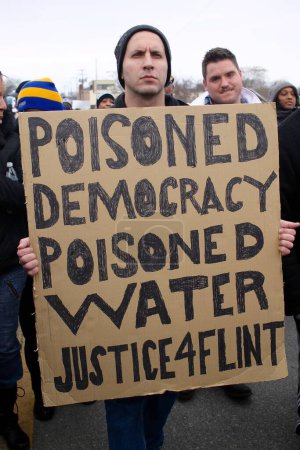Foto de Estados Unidos, Flint: Residentes de Flint, Michigan marchan a la planta de tratamiento de agua de la ciudad, coreando: No hay tuberías, no hay paz, exigiendo la restauración rápida de agua potable el 19 de febrero de 2016 - Imagen libre de derechos