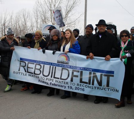 Téléchargez les photos : Etats-Unis, Flint : Le révérend Jesse Jackson et la coalition Rainbow PUSH conduisent les habitants de Flint, Michigan, dans une marche vers l'usine de traitement de l'eau de la ville, scandant : Pas de tuyaux, pas de paix, exigeant une restauration rapide de l'eau potable le 19 février 2016. - en image libre de droit