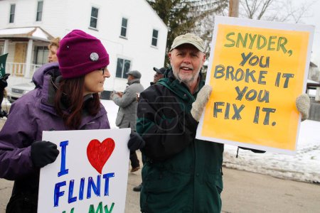 Foto de Estados Unidos, Flint: Residentes de Flint, Michigan marchan a la planta de tratamiento de agua de la ciudad, coreando: No hay tuberías, no hay paz, exigiendo la restauración rápida de agua potable el 19 de febrero de 2016 - Imagen libre de derechos