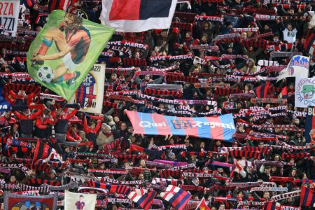 Téléchargez les photos : ITALY, Bologna: Bologna's fans wave red and blue scarfs during the Italian Serie A football match between Bologna FC v Juventus FC on February 19, 2016 at Renato-Dall'Ara Stadium . - en image libre de droit