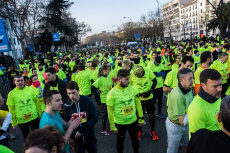 Téléchargez les photos : ESPAGNE, Madrid.Les gens participent à une course caritative organisée par Amnesty International, l'Association syrienne de soutien au peuple et le Réseau d'action de Madrid le 21 février 2016 dans le centre de Madrid. - en image libre de droit