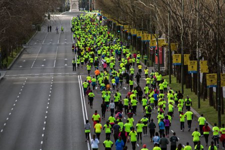 Foto de ESPAÑA, Madrid: La gente corre durante una carrera benéfica organizada por Amnistía Internacional, la Asociación de Apoyo al Pueblo Sirio y la Red de Acción de Madrid el 21 de febrero de 2016 en el centro de Madrid. - Imagen libre de derechos
