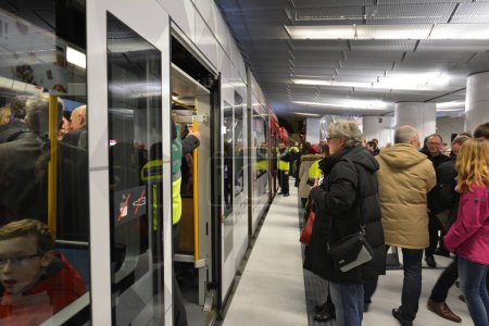 Foto de ALEMANIA, Düsseldorf: Los ciudadanos descubren por primera vez la nueva línea de dos millas de Alemania, conocida como Wehrhahn, durante su inauguración en Düsseldorf el 20 de febrero de 2016 - Imagen libre de derechos