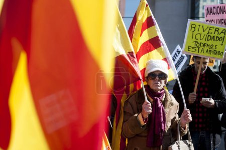 Téléchargez les photos : ESPAGNE, Barcelone : Des milliers de personnes se rassemblent sur la Plaza Catalunya à Barcelone, le 12 octobre 2015, pour protester contre l'indépendance catalane lors de la fête nationale espagnole. - en image libre de droit