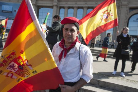 Foto de ESPAÑA, Barcelona: Miles de personas se reúnen en la Plaza Catalunya de Barcelona, el 12 de octubre de 2015, para protestar contra la independencia catalana durante el día nacional de España. - Imagen libre de derechos