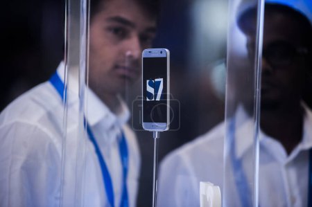 Téléchargez les photos : ESPAGNE, Barcelone : Les visiteurs regardent le nouvel appareil mobile Galaxy 7 par la multinationale sud-coréenne conglomérat Samsung présenté lors du Mobile World Congress, à Barcelone, le 22 février 2016. - en image libre de droit