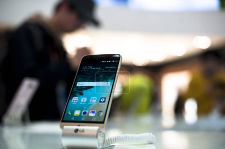 Téléchargez les photos : ESPAGNE, Barcelone : Le nouveau modèle LG G5 du conglomérat multinational sud-coréen LG après est affiché lors du Mobile World Congress à Barcelone le 22 février 2016. - en image libre de droit