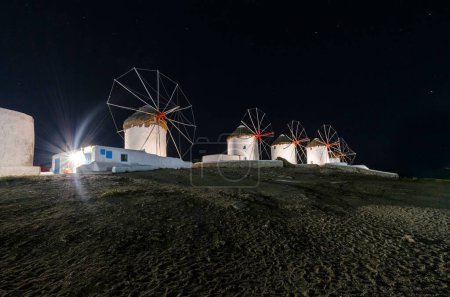 Téléchargez les photos : Moulins à vent Mykonos la nuit - en image libre de droit