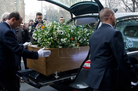 Téléchargez les photos : ITALIE, Milan : Des hommes portent le cercueil du romancier italien Umberto Eco à l'issue d'un rituel civil, le 23 février 2016 au château de Sforza à Milan. - en image libre de droit